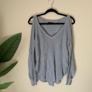 AE | COLD SHOULDER CURVED HEM SWEATER SIZE M